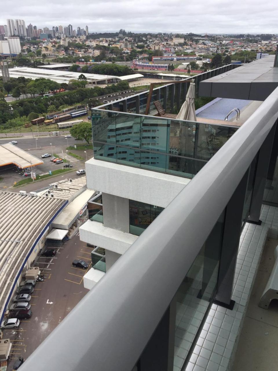 Estudio moderno com linda vista para a Serra Curitiba Bagian luar foto